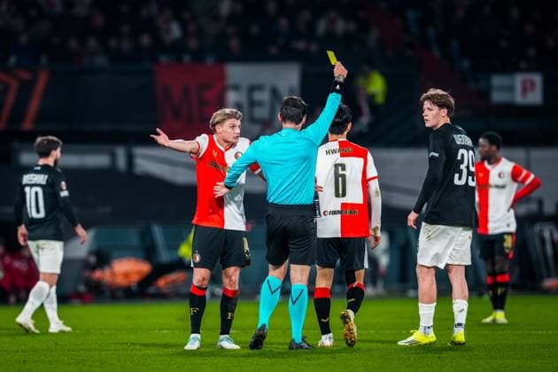 ROTTERDAM , 22-01-2026 , Stadium Feijenoord de Kuip , season 2025 2026 , UEFA Europa League football , match between Feyenoord - Sturm Graz , Referee Umut Meler shows yellow card to Feyenoord player Inbeom Hwang Feyenoord - Sturm Graz  x200999490x Copyright: