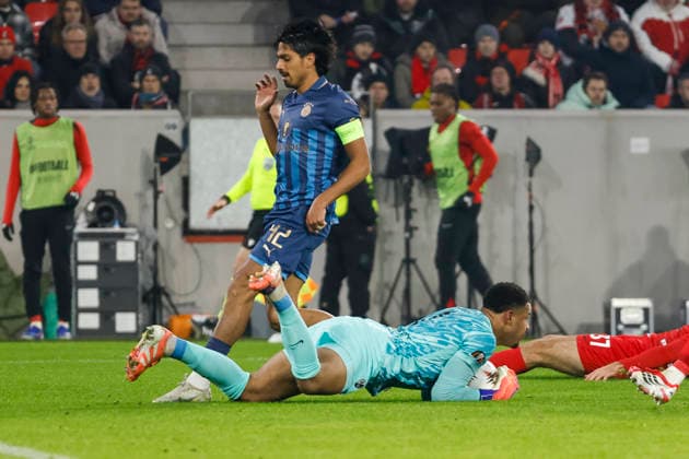 Dor Peretz Maccabi Tel Aviv, 42 and Noah Atubolu SC Freiburg, 01 , Germany, Football, UEFA Europa League, Matchday 7, 2025 2026, SC Freiburg vs Maccabi Tel Aviv, Europa Park Stadion, Freiburg im Breisgau, 22 01 2026 Freiburg im Breisgau Europa Park Stadion Germany Copyright: xGrantxHubbsx