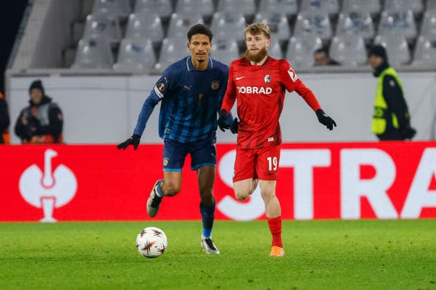 Heitor Maccabi Tel Aviv, 04 and Niklas Beste SC Freiburg, 19 fighting for the ball , Germany, Football, UEFA Europa League, Matchday 7, 2025 2026, SC Freiburg vs Maccabi Tel Aviv, Europa Park Stadion, Freiburg im Breisgau, 22 01 2026 Freiburg im Breisgau Europa Park Stadion Germany Copyright: xGrantxHubbsx