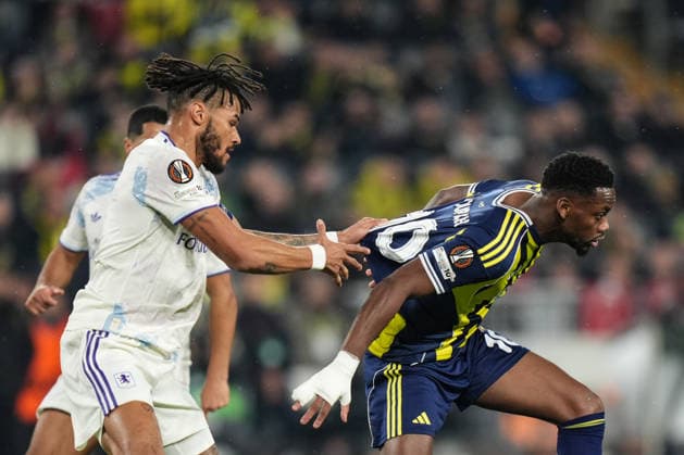 Fenerbahce v Aston Villa - UEFA Europa League ISTANBUL, TURKIYE - JANUARY 22: Jhon Duran (R) of Fenerbahce in action against Tyrone Mings (L) of Aston Villa during the UEFA Europa League week 7 football match between Fenerbahce and Aston Villa at Chobani Stadium in Istanbul, Turkiye, on January 22, 2026. Cemal Yurttas Anadolu Istanbul Turkey. Editorial use only. Please get in touch for any other usage.  Copyright: x2026xAnadoluxCemalxYurttasx