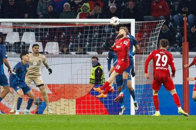 Niklas Beste SC Freiburg, 19 on header , Germany, Soccer, UEFA Europa League, Matchday 7, 2025 2026, SC Freiburg vs Maccabi Tel Aviv, Europa Park Stadion, Freiburg im Breisgau, 22 01 2026 Freiburg im Breisgau Europa Park Stadion Germany Copyright: xGrantxHubbsx