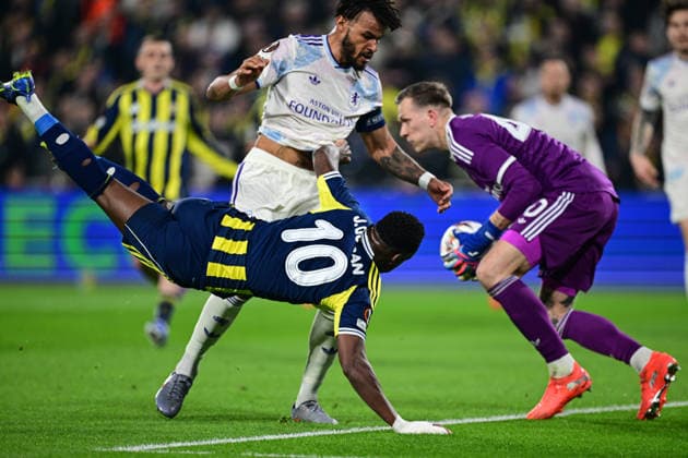 Fenerbahce v Aston Villa - UEFA Europa League ISTANBUL, TURKIYE - JANUARY 22: Jhon Duran (front) of Fenerbahce in action against Tyrone Mings (2nd R) of Aston Villa during the UEFA Europa League week 7 football match between Fenerbahce and Aston Villa at Chobani Stadium in Istanbul, Turkiye, on January 22, 2026. Oguz Yeter Anadolu Istanbul Turkey. Editorial use only. Please get in touch for any other usage.  Copyright: x2026xAnadoluxOguzxYeterx