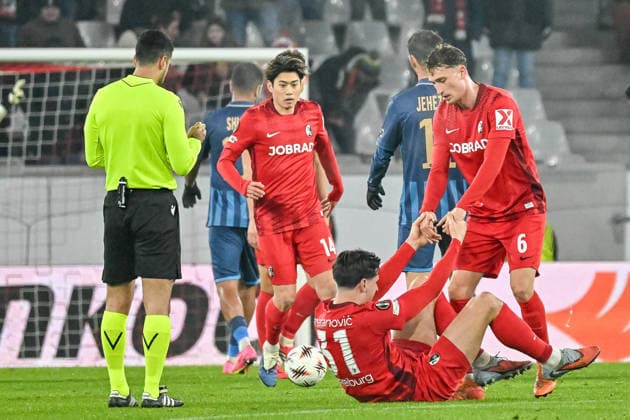 Patrick Osterhage SC Freiburg, 06 helps Igor Matanovic SC Freiburg, 31 to get up from the ground GER, SC Freiburg Maccabi Tel Aviv, Football, Europa League, Matchday 7, Season 2025 2026, 22 01 2026 GER, SC Freiburg Maccabi Tel Aviv, Football, Europa League, Matchday 7, Season 2025 2026, 22 01 2026 Freiburg Copyright: xEibner-Pressefoto ThomasxHessx EP_THS