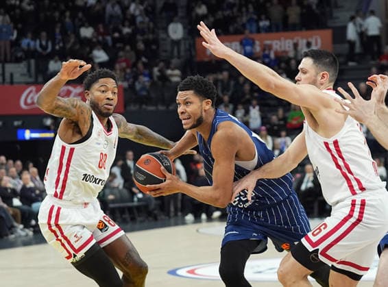 Basketball, EuroLeague, Anadolou Efes Istanbul - Olympiakos Piräus Anadolu Efes v Olympiakos - EuroLeague ISTANBUL, TURKIYE - JANUARY 22: Anadolu Efes player P.J. Dozier (left) drives to the basket as Olympiakos player Tyrique Jones (88) attempts to defend during the Round 24 match of the EuroLeague match between Anadolu Efes and Olympiakos at the Turkcell Basketball Development Center in Istanbul, Turkiye on January 22, 2026. Esra Bilgin Anadolu Istanbul Turkey. Editorial use only. Please get in touch for any other usage.  Copyright: x2026xAnadoluxEsraxBilginx