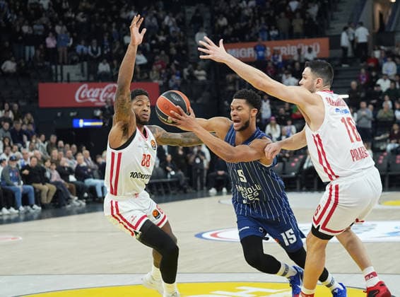 Basketball, EuroLeague, Anadolou Efes Istanbul - Olympiakos Piräus Anadolu Efes v Olympiakos - EuroLeague ISTANBUL, TURKIYE - JANUARY 22: Anadolu Efes player P.J. Dozier (left) drives to the basket as Olympiakos player Tyrique Jones (88) attempts to defend during the Round 24 match of the EuroLeague match between Anadolu Efes and Olympiakos at the Turkcell Basketball Development Center in Istanbul, Turkiye on January 22, 2026. Esra Bilgin Anadolu Istanbul Turkey. Editorial use only. Please get in touch for any other usage.  Copyright: x2026xAnadoluxEsraxBilginx