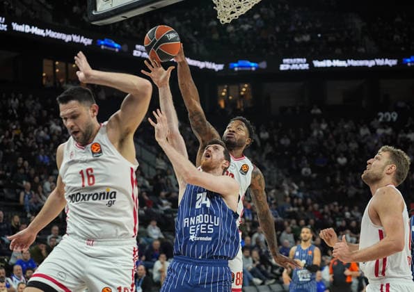 Basketball, EuroLeague, Anadolou Efes Istanbul - Olympiakos Piräus Anadolu Efes v Olympiakos - EuroLeague ISTANBUL, TURKIYE - JANUARY 22: Anadolu Efes player Ercan Osmani (24) in action against Olympiakos player Tyrique Jones (88) during the Round 24 match of the EuroLeague match between Anadolu Efes and Olympiakos at the Turkcell Basketball Development Center in Istanbul, Turkiye on January 22, 2026. Esra Bilgin Anadolu Istanbul Turkey. Editorial use only. Please get in touch for any other usage.  Copyright: x2026xAnadoluxEsraxBilginx