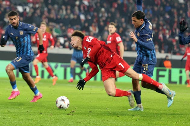 22 01 2026, xrekx, Football UEFA Europa League, SC Freiburg Maccabi Tel Aviv v l Derry Scherhant SC Freiburg Itay Ben Hamo Maccabi Tel Aviv Zweikampf, Aktion, action, battle for the ball DFL DFB REGULATIONS PROHIBIT ANY USE OF PHOTOGRAPHS as IMAGE SEQUENCES and or QUASI VIDEO Freiburg