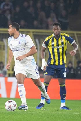 ISTANBUL, TURKEY - JANUARY 22: Jhon Duran (R) of Fenerbahce and Youri Tielemans of Aston Villa during the UEFA Europa League 2025 26 League Phase MD7 match between Fenerbahce SK and Aston Villa FC at Fenerbahce Sükrü Saracoglu Spor Kompleksi Chobani Stadium on January 22, 2026 in Istanbul, Turkey. Istanbul Turkey Copyright: xSeskimphotox FBahce-AVilla-220126 (25)
