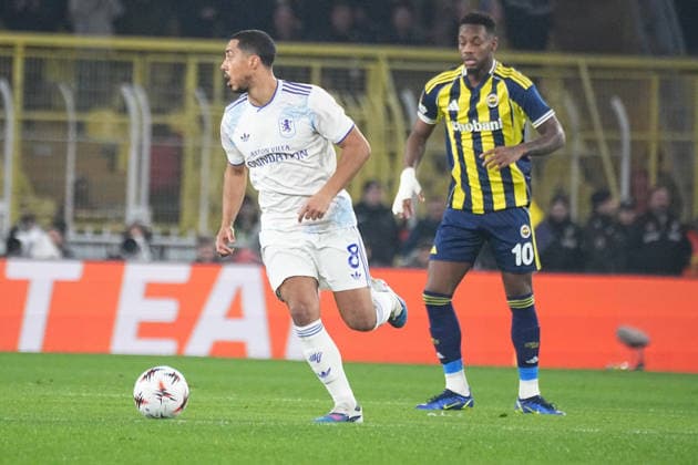 ISTANBUL, TURKEY - JANUARY 22: Jhon Duran (R) of Fenerbahce and Youri Tielemans of Aston Villa during the UEFA Europa League 2025 26 League Phase MD7 match between Fenerbahce SK and Aston Villa FC at Fenerbahce Sükrü Saracoglu Spor Kompleksi Chobani Stadium on January 22, 2026 in Istanbul, Turkey. Istanbul Turkey Copyright: xSeskimphotox FBahce-AVilla-220126 (26)
