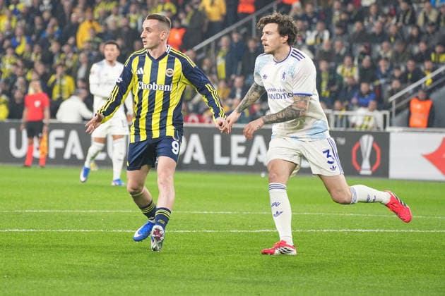 ISTANBUL, TURKEY - JANUARY 22: Kerem Akturkoglu (L) of Fenerbahce and Victor Lindelöf of Aston Villa during the UEFA Europa League 2025 26 League Phase MD7 match between Fenerbahce SK and Aston Villa FC at Fenerbahce Sükrü Saracoglu Spor Kompleksi Chobani Stadium on January 22, 2026 in Istanbul, Turkey. Istanbul Turkey Copyright: xSeskimphotox FBahce-AVilla-220126 (28)