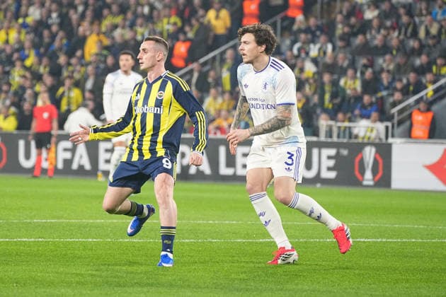 ISTANBUL, TURKEY - JANUARY 22: Kerem Akturkoglu (L) of Fenerbahce and Victor Lindelöf of Aston Villa during the UEFA Europa League 2025 26 League Phase MD7 match between Fenerbahce SK and Aston Villa FC at Fenerbahce Sükrü Saracoglu Spor Kompleksi Chobani Stadium on January 22, 2026 in Istanbul, Turkey. Istanbul Turkey Copyright: xSeskimphotox FBahce-AVilla-220126 (29)