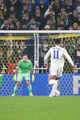 ISTANBUL, TURKEY - JANUARY 22: Goalkeeper Ederson of Fenerbahce and Ollie Watkins (11) of Aston Villa during the UEFA Europa League 2025 26 League Phase MD7 match between Fenerbahce SK and Aston Villa FC at Fenerbahce Sükrü Saracoglu Spor Kompleksi Chobani Stadium on January 22, 2026 in Istanbul, Turkey. Istanbul Turkey Copyright: xSeskimphotox FBahce-AVilla-220126 (30)