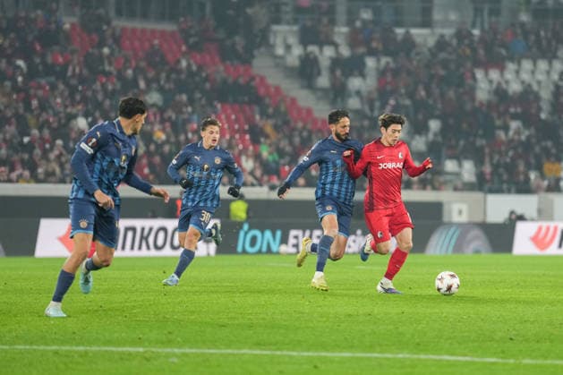 UEFA Europa League SC Freiburg vs Maccabi Tel Aviv, 11 12 2026 Yuito Suzuki SC Freiburg, 14 with the ball and Dor Peretz Maccabi Tel Aviv, 42 behind UEFA Europa League SC Freiburg vs Maccabi Tel Aviv, Europa Park Stadium, 11 12 2026 Copyright: xBEAUTIFULxSPORTS Boscox