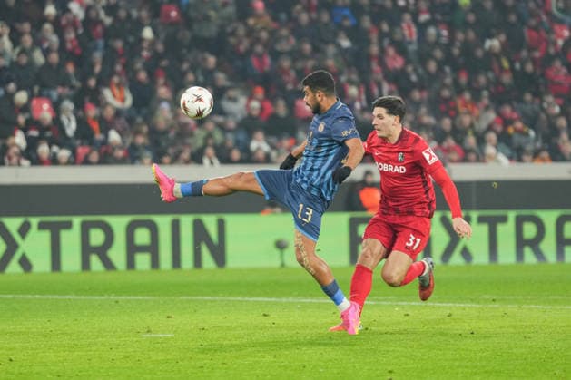 UEFA Europa League SC Freiburg vs Maccabi Tel Aviv, 11 12 2026 Raz Shlomo Maccabi Tel Aviv, 13 taking the ball in the air with his foot UEFA Europa League SC Freiburg vs Maccabi Tel Aviv, Europa Park Stadium, 11 12 2026 Copyright: xBEAUTIFULxSPORTS Boscox