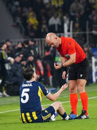 ISTANBUL, TURKEY - JANUARY 22: Ismail Yuksek of Fenerbahce reacts to referee Luis Godinho during the UEFA Europa League 2025 26 League Phase MD7 match between Fenerbahce SK and Aston Villa FC at Fenerbahce Sükrü Saracoglu Spor Kompleksi Chobani Stadium on January 22, 2026 in Istanbul, Turkey. Istanbul Turkey Copyright: xSeskimphotox FBahce-AVilla-220126 (42)