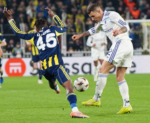 ISTANBUL, TURKEY - JANUARY 22: Dorgeles Nene (L) of Fenerbahce and Matty Cash (R) of Aston Villa battle for the ball during the UEFA Europa League 2025 26 League Phase MD7 match between Fenerbahce SK and Aston Villa FC at Fenerbahce Sükrü Saracoglu Spor Kompleksi Chobani Stadium on January 22, 2026 in Istanbul, Turkey. Istanbul Turkey Copyright: xSeskimphotox FBahce-AVilla-220126 (45)