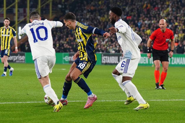 ISTANBUL, TURKEY - JANUARY 22: Mert Muldur (C) of Fenerbahce and Emi Buendia (L) and Lamar Bogarde (R) of Aston Villa battle for the ball during the UEFA Europa League 2025 26 League Phase MD7 match between Fenerbahce SK and Aston Villa FC at Fenerbahce Sükrü Saracoglu Spor Kompleksi Chobani Stadium on January 22, 2026 in Istanbul, Turkey. Istanbul Turkey Copyright: xSeskimphotox FBahce-AVilla-220126 (50)