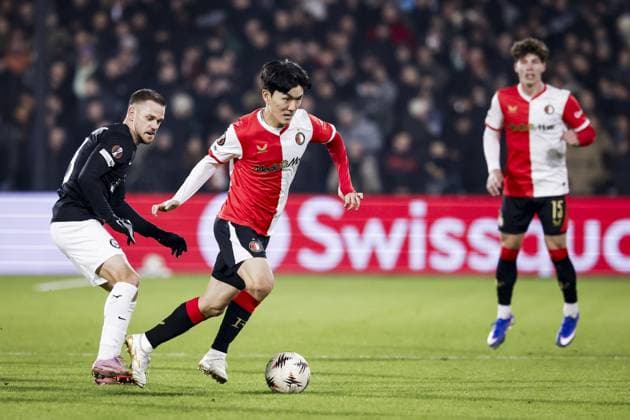 ROTTERDAM - (l-r) Tomi Horvat of Sturm Graz, Tsuyoshi Watanabe of Feyenoord, and Jordan Bos of Feyenoord during the UEFA Europa League match between Feyenoord and SK Sturm Graz at Feyenoord Stadion de Kuip on January 22, 2026, in Rotterdam, Netherlands. BAS CZERWINSKI ANP UEFA Europa League 2025 26 League Phase MD7 2025-2026 xVIxANPxSportx xxANPxIVx 548258579 originalFilename: 548258579.jpg
