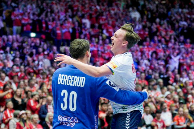 Handball European Championship 2026 Spain Norway Herning, Denmark 20260122 Norway s goalkeeper Torbjorn Bergerud and Tobias Grondahl celebrate after the European Championship handball match between Spain and Norway at the Boxen arena in Herning Photo Stian Lysberg Solum NTB Herning Denmark EDITORIAL USE ONLY RESTRICTED USE FOR BETTING COMPANIES  Copyright: xStianxLysbergxSolumx xNTBx