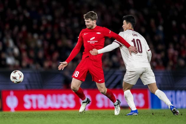 260122 Jacob Sorensen of Brann and Guesung Cho of Midtjylland during the UEFA Europa League football match between Brann and Midtjylland on January 22, 2026 in Bergen Photo Marius Simensen BILDBYRAN COP 238 MM0054 bbeng fotboll football soccer fotball uefa europa league brann midtjylland  Copyright: MARIUSxSIMENSEN BB260122ZZ016