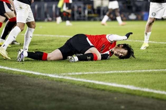 ROTTERDAM - Ayase Ueda of Feyenoord lies injured on the ground during the UEFA Europa League match between Feyenoord and SK Sturm Graz at Feyenoord Stadion de Kuip on January 22, 2026, in Rotterdam, Netherlands. BAS CZERWINSKI ANP UEFA Europa League 2025 26 League Phase MD7 2025-2026 xVIxANPxSportx xxANPxIVx 548258960 originalFilename: 548258960.jpg