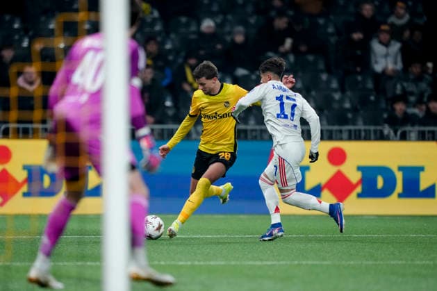 Switzerland UEFA Europa League 2025 26, BSC Young Boys vs Olympique Lyonnais Stadion Wankdorf, Bern Darian Males 39 Young Boys in duel with Afonso Moreira 17 Lyon and goalkeeper Descamps 40 Lyon Bern Stadion Wankdorf Bern Switzerland Copyright: xKjetilxWaberx