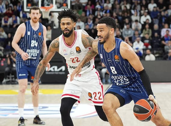 Anadolu Efes v Olympiakos - EuroLeague ISTANBUL, TURKIYE - JANUARY 22: Nick Weiler-Babb (8) of Anadolu Efesin action against Tyler Dorsey (22) of Olympiakos during the EuroLeague Week 24 basketball match between Anadolu Efes and Olympiakos at the Turkcell Basketball Development Center in Istanbul, Turkiye on January 22, 2026. Esra Bilgin Anadolu Istanbul Turkey. Editorial use only. Please get in touch for any other usage.  Copyright: x2026xAnadoluxEsraxBilginx