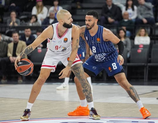 Anadolu Efes v Olympiakos - EuroLeague ISTANBUL, TURKIYE - JANUARY 22: Nick Weiler-Babb (8) of Anadolu Efesin action against Evan Fournier (L) of Olympiakos during the EuroLeague Week 24 basketball match between Anadolu Efes and Olympiakos at the Turkcell Basketball Development Center in Istanbul, Turkiye on January 22, 2026. Esra Bilgin Anadolu Istanbul Turkey. Editorial use only. Please get in touch for any other usage.  Copyright: x2026xAnadoluxEsraxBilginx