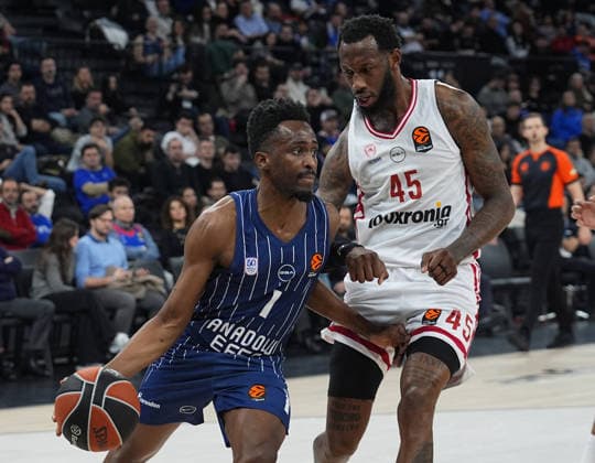 Anadolu Efes v Olympiakos - EuroLeague ISTANBUL, TURKIYE - JANUARY 22: Rodrigue Beaubois (L) of Anadolu Efesin action against Donta Hall (45) of Olympiakos during the EuroLeague Week 24 basketball match between Anadolu Efes and Olympiakos at the Turkcell Basketball Development Center in Istanbul, Turkiye on January 22, 2026. Esra Bilgin Anadolu Istanbul Turkey. Editorial use only. Please get in touch for any other usage.  Copyright: x2026xAnadoluxEsraxBilginx