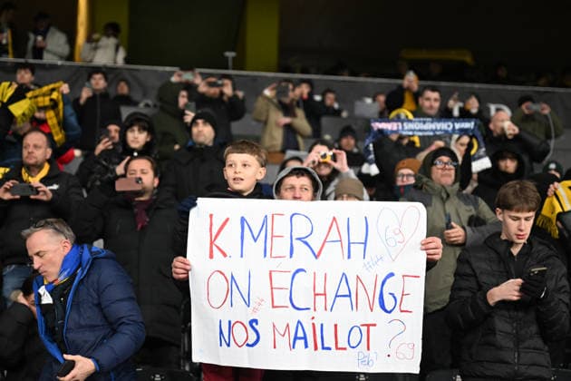 BERN, SWITZERLAND JANUARY 22 a fan with a Message to Kahlis Merah of Olympique Lyonnais during the UEFA Europa League 2025 26 League Phase MD7 match between BSC Young Boys and Olympique Lyonnais at Stadion Wankdorf on January 22, 2026 in Bern, Switzerland Bern Stadion Wankdorf Bern Switzerland Copyright: xJustPictures.ch ManuelxWinterbergerx jp-en-EuSpIm-MWI_6661