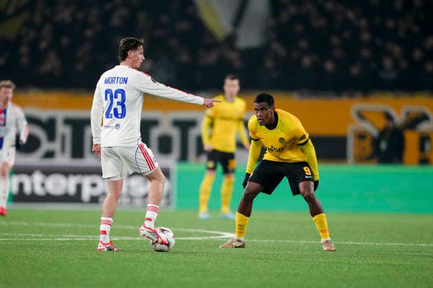 Switzerland UEFA Europa League 2025 26, BSC Young Boys vs Olympique Lyonnais Stadion Wankdorf, Bern Tyler Morton 23 Lyon in duel with Sergio Cordova 9 Young Boys Bern Stadion Wankdorf Bern Switzerland Copyright: xKjetilxWaberx