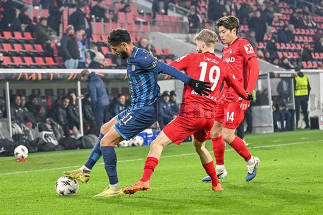 Sagiv Jehezkel Maccabi Tel Aviv FC, 11 on the ball and in a duel with Niklas Beste SC Freiburg, 19 , Yuito Suzuki SC Freiburg, 14 GER, SC Freiburg Maccabi Tel Aviv, Soccer, Europa League, Matchday 7, Season 2025 2026, 22 01 2026 GER, SC Freiburg Maccabi Tel Aviv, Soccer, Europa League, Matchday 7, Season 2025 2026, 22 01 2026 Freiburg Copyright: xEibner-Pressefoto ThomasxHessx EP_THS