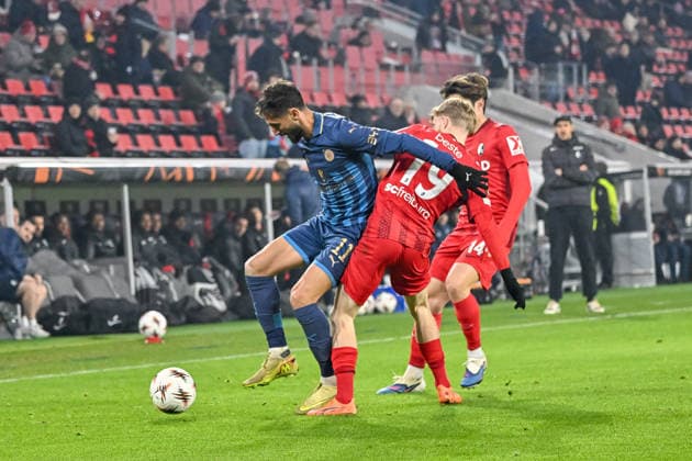 Sagiv Jehezkel Maccabi Tel Aviv FC, 11 on the ball and in a duel with Niklas Beste SC Freiburg, 19 , Yuito Suzuki SC Freiburg, 14 GER, SC Freiburg Maccabi Tel Aviv, Soccer, Europa League, Matchday 7, Season 2025 2026, 22 01 2026 GER, SC Freiburg Maccabi Tel Aviv, Soccer, Europa League, Matchday 7, Season 2025 2026, 22 01 2026 Freiburg Copyright: xEibner-Pressefoto ThomasxHessx EP_THS