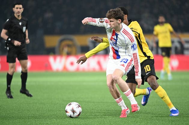BERN, SWITZERLAND JANUARY 22 Tyler Morton of Olympique Lyonnais l against Alvyn Sanches of Young Boys r during the UEFA Europa League 2025 26 League Phase MD7 match between BSC Young Boys and Olympique Lyonnais at Stadion Wankdorf on January 22, 2026 in Bern, Switzerland Bern Stadion Wankdorf Bern Switzerland Copyright: xJustPictures.ch ManuelxWinterbergerx jp-en-EuSpIm-MWI_6684