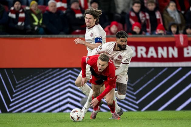 260122 Emil Kornvig of Brann and Philip Billing of Midtjylland during the UEFA Europa League football match between Brann and Midtjylland on January 22, 2026 in Bergen Photo Marius Simensen BILDBYRAN COP 238 MM0054 bbeng fotboll football soccer fotball uefa europa league brann midtjylland  Copyright: MARIUSxSIMENSEN BB260122ZO027