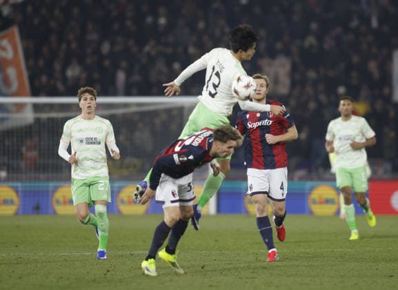 Hyun-jun Yang of Celtic Glasgow and Juan Miranda of Bologna FC during the Uefa Europa League 2025 26 season football match between Bologna FC and Celtic Glasgow on 22 January 2026 at â?? Renato Dall Ara Stadium, Bologna, Italy. Photo Nderim KACELI  Copyright: xNderimxKaceli IPAxSportx xipa-agency.netx xx IPA_70426488 IPA_Agency_IPA70426488