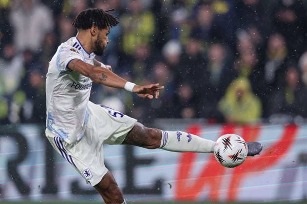 Tyrone Mings of Aston Villa shoots a volley at goal Fenerbache v Aston Villa, UEFA Europa League, Group Stage, Football, Sukru Saracoglu Stadium, Istanbul, Turkiye - 22 Jan 2026Istanbul Sukru Saracoglu Stadium Turkey EDITORIAL USE ONLY No use with unauthorised audio, video, data, fixture lists, club league logos or live services. Online in-match use limited to 120 images, no video emulation. No use in betting, games or single club league player publications. Copyright: xRaddadxJebarah Shutterstockx 16348379bz