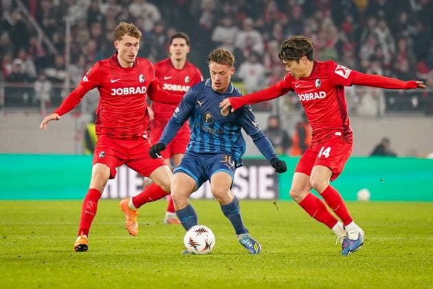Football UEFA Europa League 2025 26, 7 Matchday SC Freiburg vs Maccabi Tel Aviv Europa Park Stadion Freiburg Itamar Noy Maccabi Tel Aviv, 30 Yuito Suzuki SC Freiburg, 14 Copyright: xJOERANxSTEINSIEKx