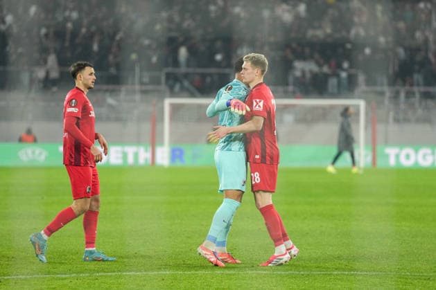 UEFA Europa League SC Freiburg vs Maccabi Tel Aviv, 11 12 2026 and Noah Atubolu SC Freiburg, 1 and Matthias Ginter SC Freiburg, 28 after the break the high-five UEFA Europa League SC Freiburg vs Maccabi Tel Aviv, Europa Park Stadium, 11 12 2026 Copyright: xBEAUTIFULxSPORTS Boscox