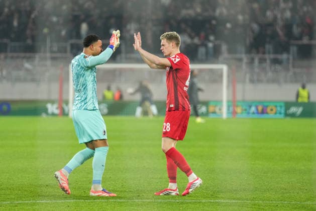 UEFA Europa League SC Freiburg vs Maccabi Tel Aviv, 11 12 2026 and Noah Atubolu SC Freiburg, 1 and Matthias Ginter SC Freiburg, 28 after the break the high-five UEFA Europa League SC Freiburg vs Maccabi Tel Aviv, Europa Park Stadium, 11 12 2026 Copyright: xBEAUTIFULxSPORTS Boscox