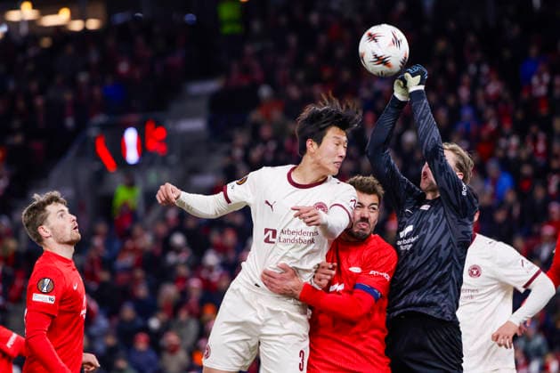 UEFA Europa League SK Brann FC Midtjylland Bergen 20260122 FC Midtjylland s Gue sung Cho in a duel with Brann s Fredrik Pallesen Knudsen and goalkeeper Mathias Dyngeland in the UEFA Europa League match between SK Brann and FC Midtjylland at Brann Stadium Photo Paul S Amundsen NTB Bergen Norway EDITORIAL USE ONLY RESTRICTED USE FOR BETTING COMPANIES  Copyright: xPaulxS.xAmundsenx xNTBx