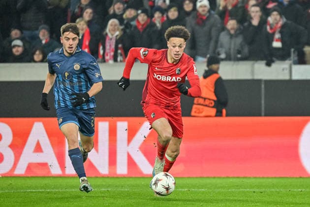 Noam Ben Harosh Maccabi Tel Aviv FC, 21 , Derry Scherhant SC Freiburg, 07 GER, SC Freiburg Maccabi Tel Aviv, Football, Europa League, Matchday 7, Season 2025 2026, 22 01 2026 GER, SC Freiburg Maccabi Tel Aviv, Football, Europa League, Matchday 7, Season 2025 2026, 22 01 2026 Freiburg Copyright: xEibner-Pressefoto ThomasxHessx EP_THS