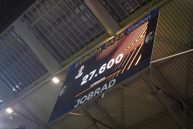 Football UEFA Europa League 2025 26, Matchday 7 SC Freiburg vs Maccabi Tel Aviv Europa Park Stadion Freiburg The scoreboard at Europa Park Stadion shows the official crowd of 27,600 Copyright: xJOERANxSTEINSIEKx