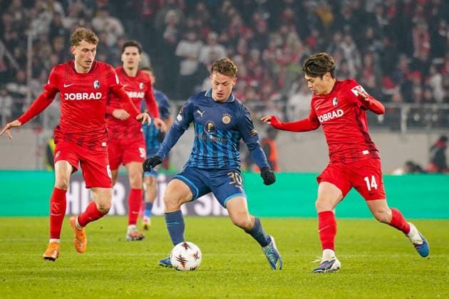 Football UEFA Europa League 2025 26, 7 Matchday SC Freiburg vs Maccabi Tel Aviv Europa Park Stadion Freiburg Itamar Noy Maccabi Tel Aviv, 30 Patrick Osterhage SC Freiburg, 06 Yuito Suzuki SC Freiburg, 14 Copyright: xJOERANxSTEINSIEKx
