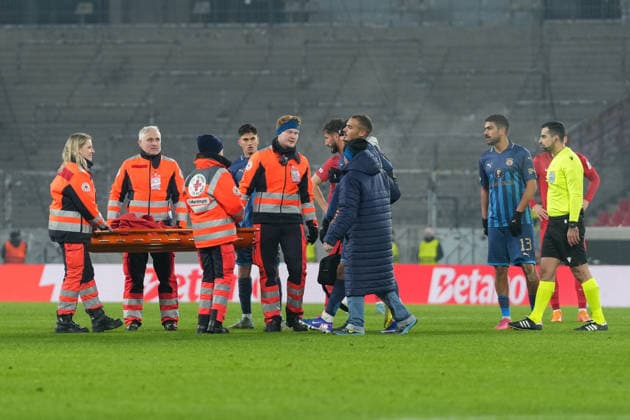 Paramedics on the field, Timeout , Germany, Football, UEFA Europa League, Matchday 7, League phase, 2025 2026, SC Freiburg vs Maccabi Tel Aviv, 22 01 2026, Europa Park Stadion, Freiburg, Germany Freiburg Europa Park Stadion Baden Württemberg Germany Copyright: xArnexAmbergx