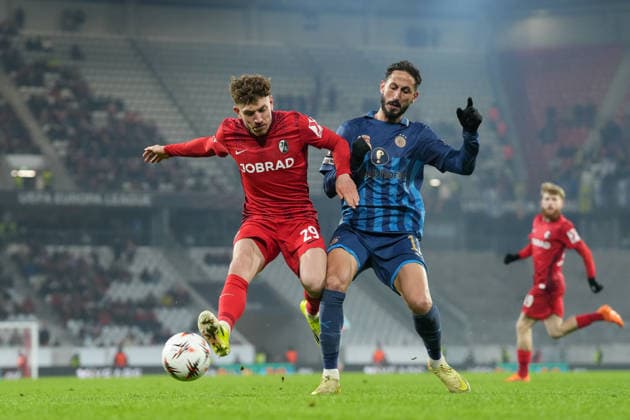 Philipp Treu SC Freiburg, 29 in duel with Sagiv Jehezkel Maccabi Tel Aviv, 11 , Germany, Soccer, UEFA Europa League, Matchday 7, League phase, 2025 2026, SC Freiburg vs Maccabi Tel Aviv, 22 01 2026, Europa Park Stadion, Freiburg, Germany Freiburg Europa Park Stadion Baden Württemberg Germany Copyright: xArnexAmbergx