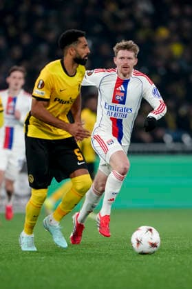 Switzerland UEFA Europa League 2025 26, BSC Young Boys vs Olympique Lyonnais Stadion Wankdorf, Bern Gregory Wüthrich Gregory Wuthrich 5 Young Boys in duel with Pavel Sulc 10 Lyon Bern Stadion Wankdorf Bern Switzerland Copyright: xKjetilxWaberx