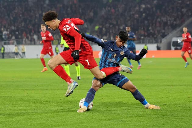 Derry Scherhant SC Freiburg, 07 and Kervin Andrade Maccabi Tel Aviv, 10 in duel , Germany, Soccer, UEFA Europa League, Matchday 7, 2025 2026, SC Freiburg vs Maccabi Tel Aviv, Europa Park Stadion, Freiburg im Breisgau, 22 01 2026 Freiburg im Breisgau Europa Park Stadion Germany Copyright: xGrantxHubbsx