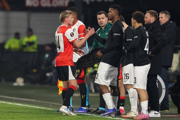 2026-01-22 Feyenoord v SK Sturm Graz - UEFA Europa League, League phase, MD7 ROTTERDAM, NETHERLANDS - JANUARY 22: Sem Steijn of Feyenoord greets Jeyland Mitchell of SK Sturm Graz during the UEFA Europa League, League phase, MD7 match between Feyenoord and SK Sturm Graz at Stadion Feijenoord on January 22, 2026 in Rotterdam, Netherlands. Rotterdam Stadion Feijenoord Netherlands Content not available for redistribution in The Netherlands directly or indirectly through any third parties. Copyright: xHansxvanxderxValkx