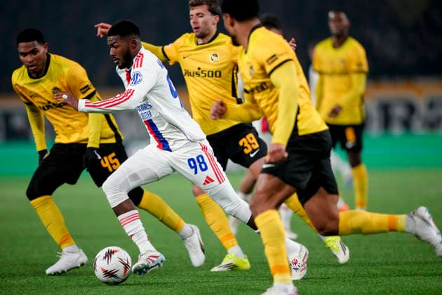 Switzerland UEFA Europa League 2025 26, BSC Young Boys vs Olympique Lyonnais Stadion Wankdorf, Bern Ainsley Maitland Niles 98 Lyon in duel with Darian Males 39 Young Boys and Rayan Raveloson 45 Young Boys Bern Stadion Wankdorf Bern Switzerland Copyright: xKjetilxWaberx